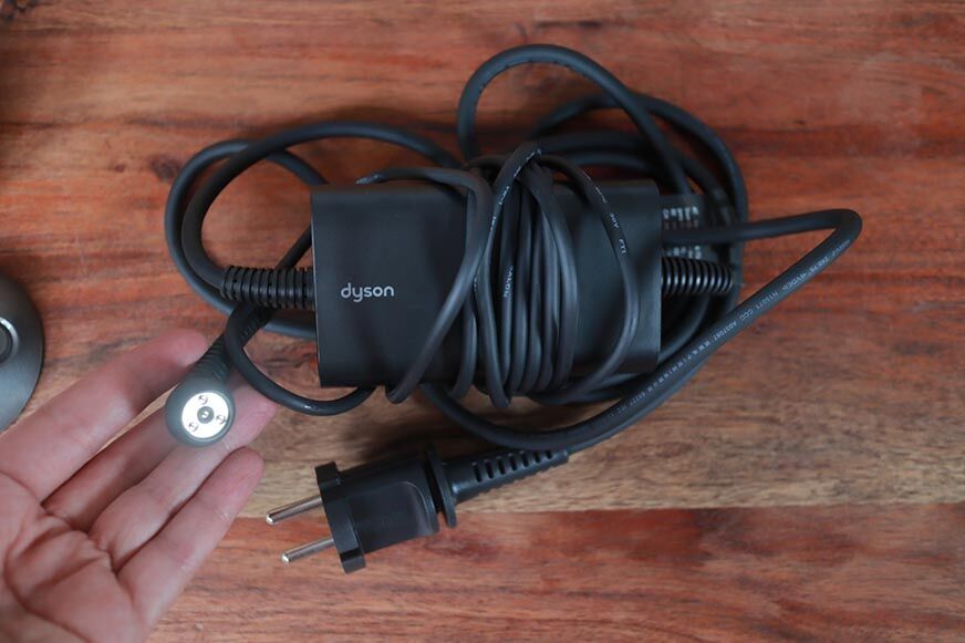 Man sieht das Ladekabel des Dyson Corrale.